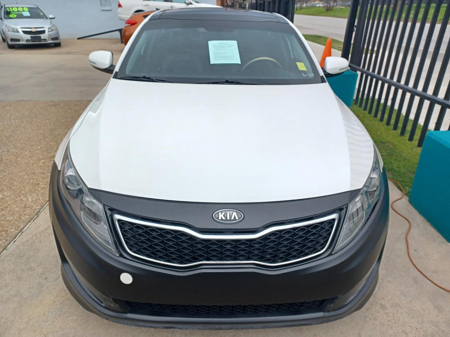 2011 WHITE /BLACK Kia Optima SX (KNAGR4A68B5) with an 2.4L L4 DOHC 16V TURBO engine, 6-Speed Automatic transmission, located at 2001 E. Lancaster, Ft. Worth, 76103, (817) 336-7000, 32.746181, -97.301018 - Photo#3